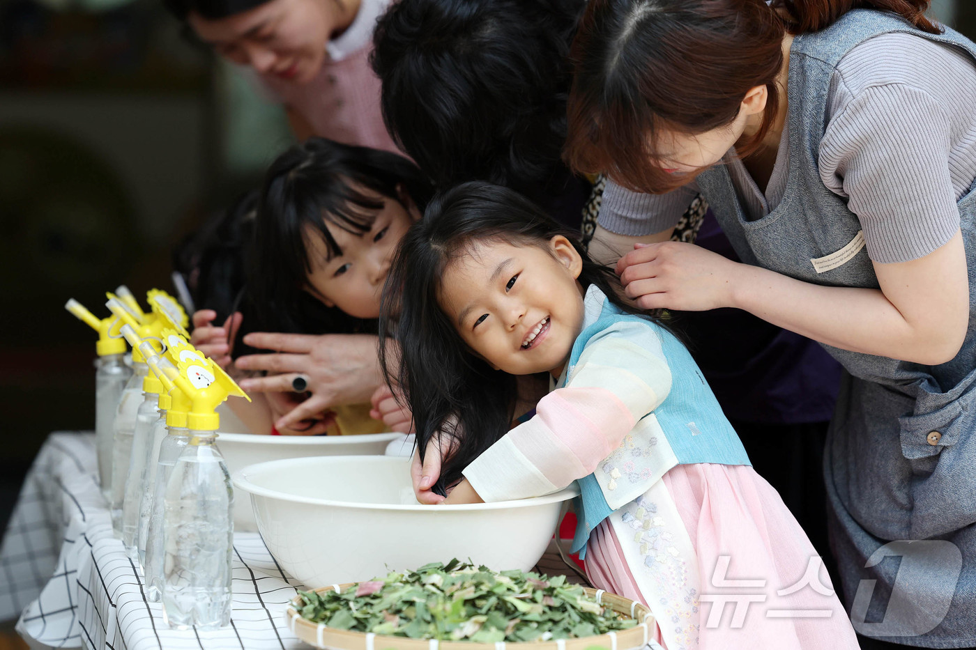 (광주=뉴스1) 박지현 기자 = 전통 명절인 단오를 나흘 앞둔 27일 광주 북구청직장어린이집에서 열린 전통문화체험에서 아이들이 창포물로 머리를 감고 있다. (광주 북구 제공. 재판 …