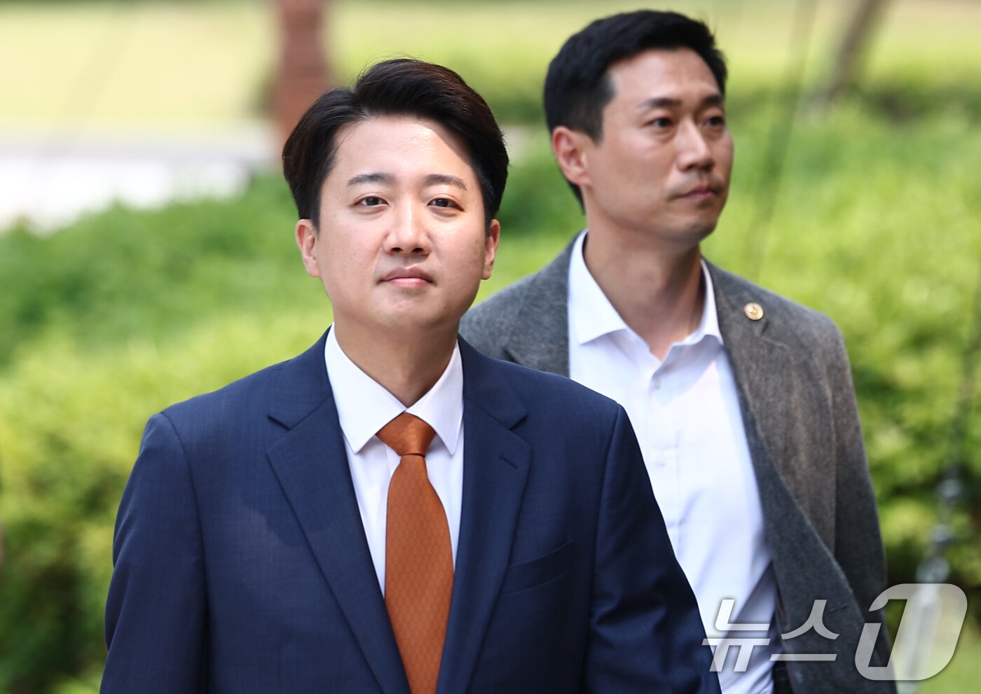 본문 이미지 - 이준석 개혁신당 대통령 후보가 27일 오후 서울 여의도 국회 소통관 앞에서 긴급 기자회견을 하기 위해 이동하고 있다. 2025.5.27/뉴스1 ⓒ News1 김민지 기자