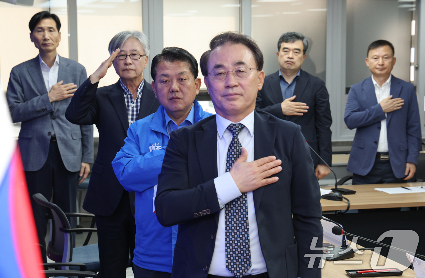 (서울=뉴스1) 안은나 기자 = 김병주 더불어민주당 공동선거대책위원장, 이종호 전 해군참모총장 등 참석자들이 27일 서울 여의도 중앙당사에서 열린 스마트국방위원회 안보점검회의에서 …