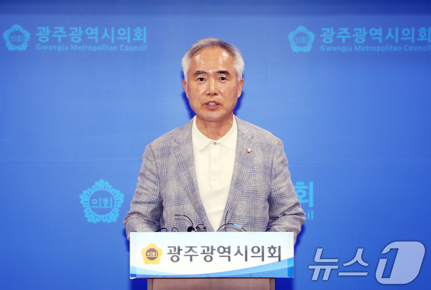 (광주=뉴스1) 이수민 기자 = 양부남 더불어민주당 광주선거대책위원회 총괄상임선대위원장이 27일 광주시의회 브리핑룸에서 기자회견을 열고 김문수 국민의힘 후보를 지지 선언한 이낙연 …