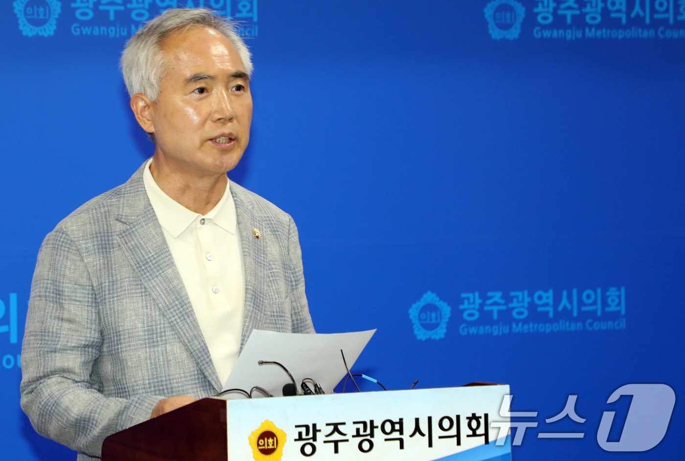 (광주=뉴스1) 이수민 기자 = 양부남 더불어민주당 광주선거대책위원회 총괄상임선대위원장이 27일 광주시의회 브리핑룸에서 기자회견을 열고 김문수 국민의힘 후보를 지지 선언한 이낙연 …