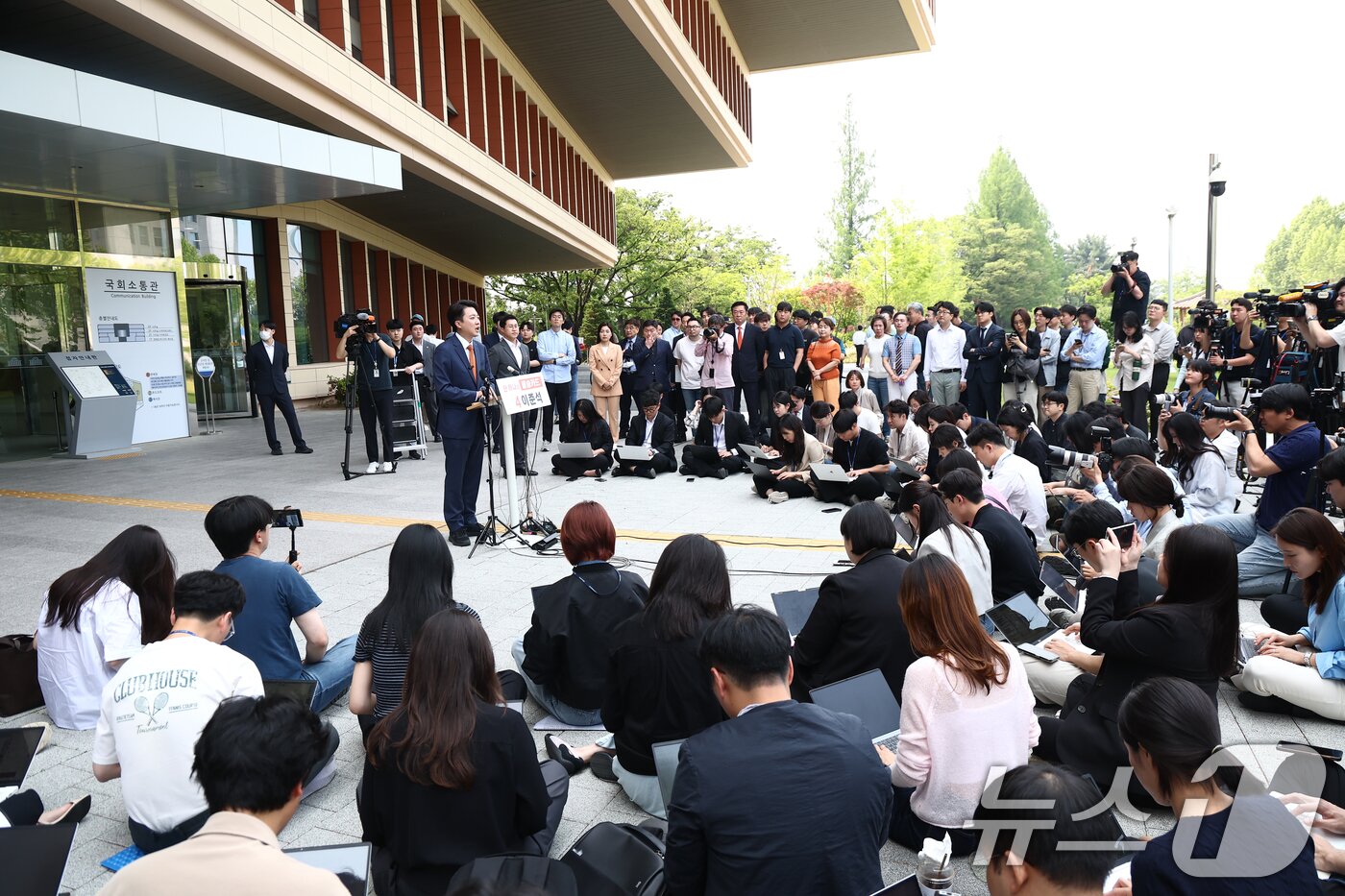 본문 이미지 - 이준석 개혁신당 대통령 후보가 27일 오후 서울 여의도 국회 소통관 앞에서 긴급 기자회견을 하고 있다. 2025.5.27/뉴스1 ⓒ News1 김민지 기자