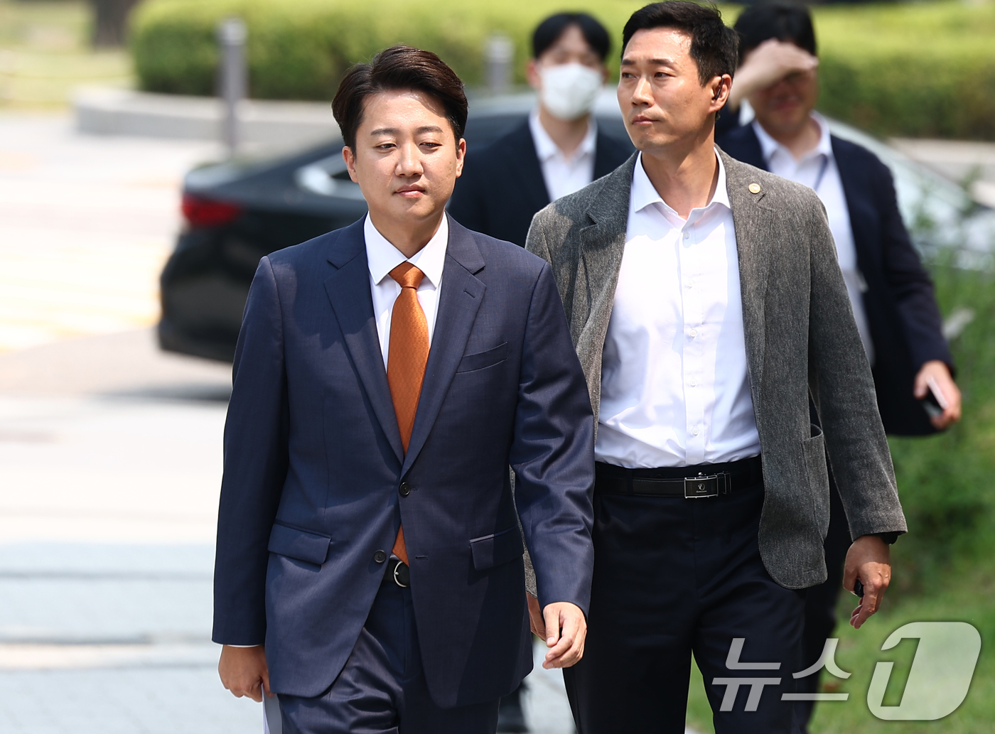 (서울=뉴스1) 김민지 기자 = 이준석 개혁신당 대통령 후보가 27일 오후 서울 여의도 국회 소통관 앞에서 긴급 기자회견을 하기 위해 이동하고 있다. 2025.5.27/뉴스1