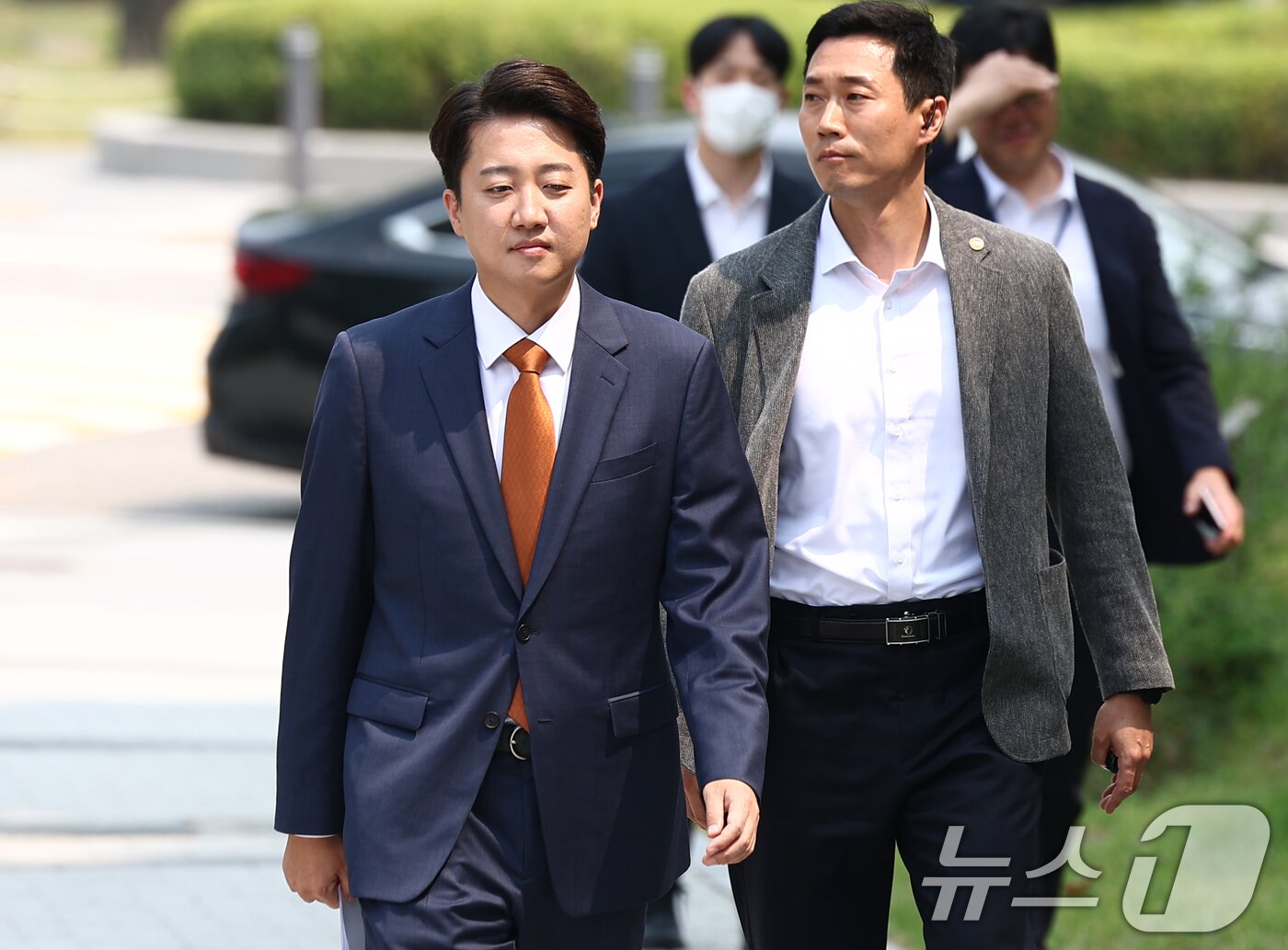 본문 이미지 - 이준석 개혁신당 대통령 후보가 27일 오후 서울 여의도 국회 소통관 앞에서 긴급 기자회견을 하기 위해 이동하고 있다. 2025.5.27/뉴스1 ⓒ News1 김민지 기자