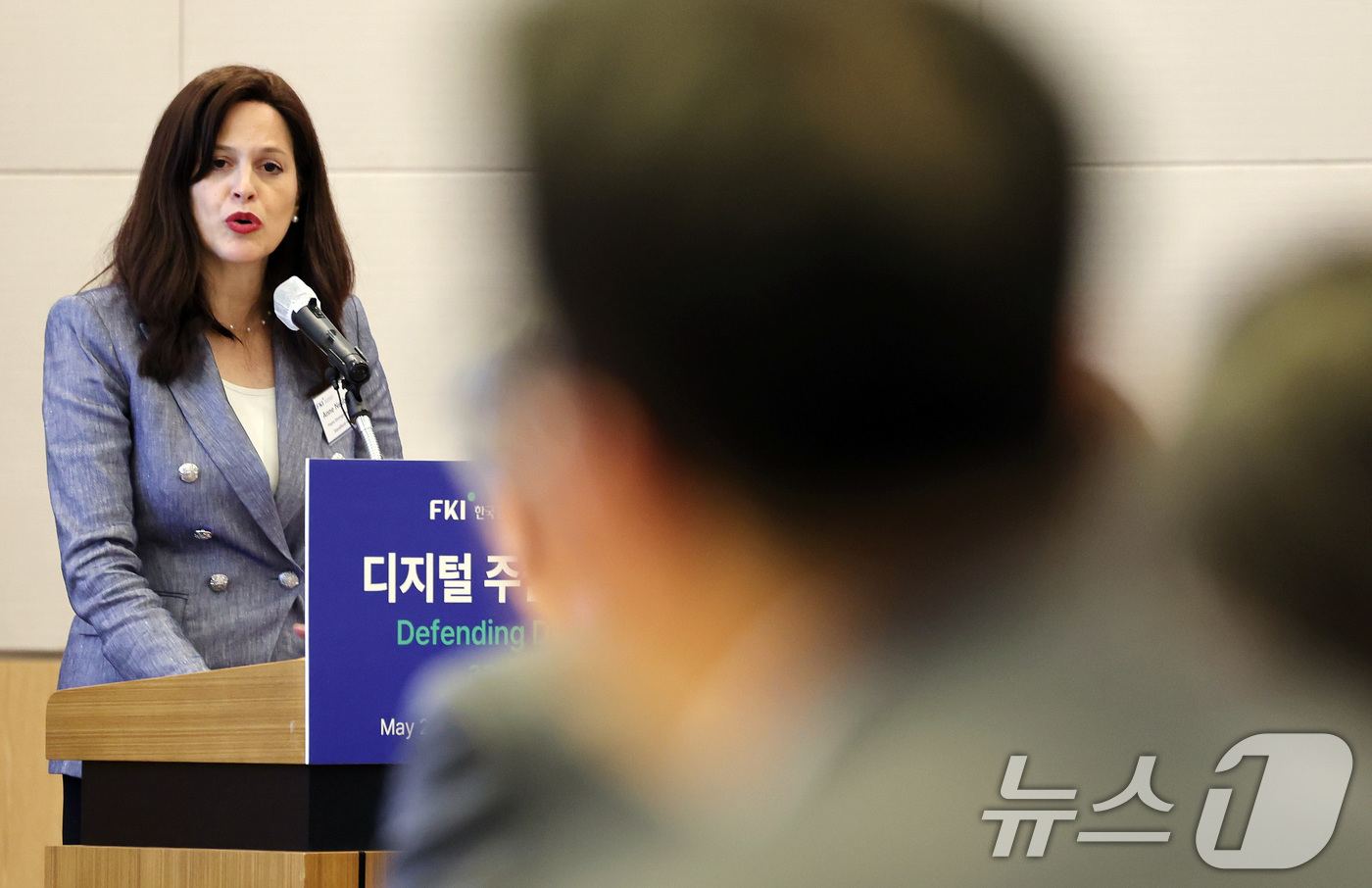 (서울=뉴스1) 이동해 기자 = 미국 백악관 국가안보회의(NSC) 사이버·신기술 담당 국가안보 부보좌관을 지낸 앤 뉴버거 스탠퍼드대 교수가 27일 서울 여의도 FKI타워에서 한국경 …