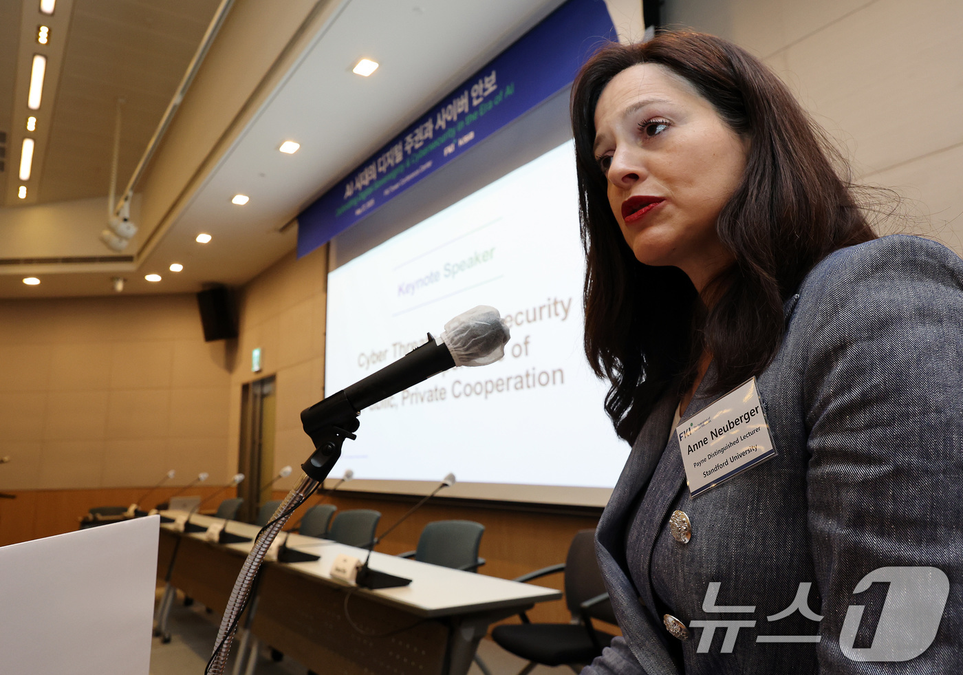 (서울=뉴스1) 이동해 기자 = 미국 백악관 국가안보회의(NSC) 사이버·신기술 담당 국가안보 부보좌관을 지낸 앤 뉴버거 스탠퍼드대 교수가 27일 서울 여의도 FKI타워에서 한국경 …