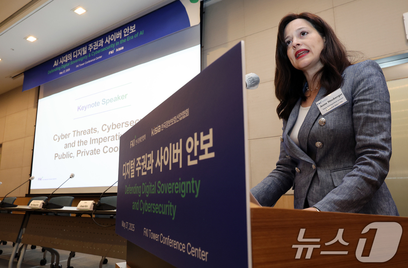 (서울=뉴스1) 이동해 기자 = 미국 백악관 국가안보회의(NSC) 사이버·신기술 담당 국가안보 부보좌관을 지낸 앤 뉴버거 스탠퍼드대 교수가 27일 서울 여의도 FKI타워에서 한국경 …