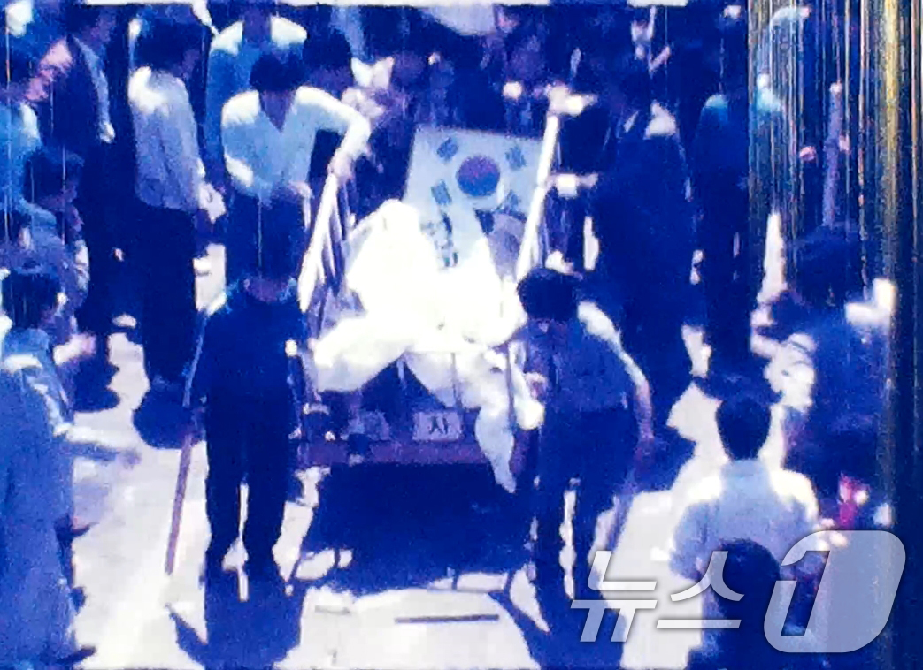 (광주=뉴스1) 박준배 기자 = 광주 시민 문제성 씨가 1980년 5월 21일 오전 10시부터 정오 무렵까지 금남로 일대에서 촬영한 미공개 희귀 영상 스틸컷.(5.18민주화운동기록 …