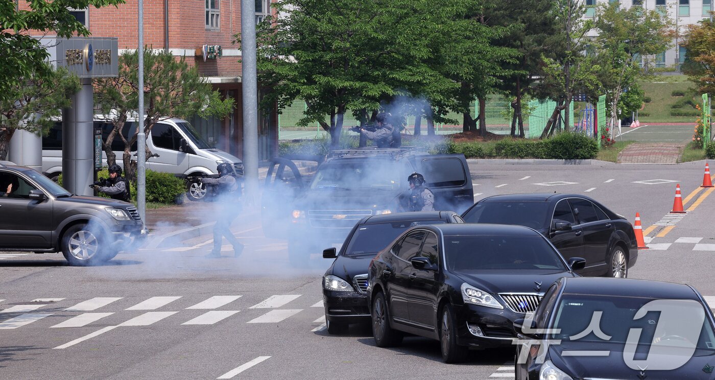 본문 이미지 - 대통령경호처가 제21대 대통령 취임식을 일주일 앞둔 27일 서울 강서구 경호안전교육원에서 대통령의 절대 안전 확보를 위한 경호 훈련 현장을 언론에 공개했다. 경호요원들이 장애물 및 강습차량 회피 기동훈련을 하고 있다. (공동취재) 2025.5.27/뉴스1 ⓒ News1 허경 기자