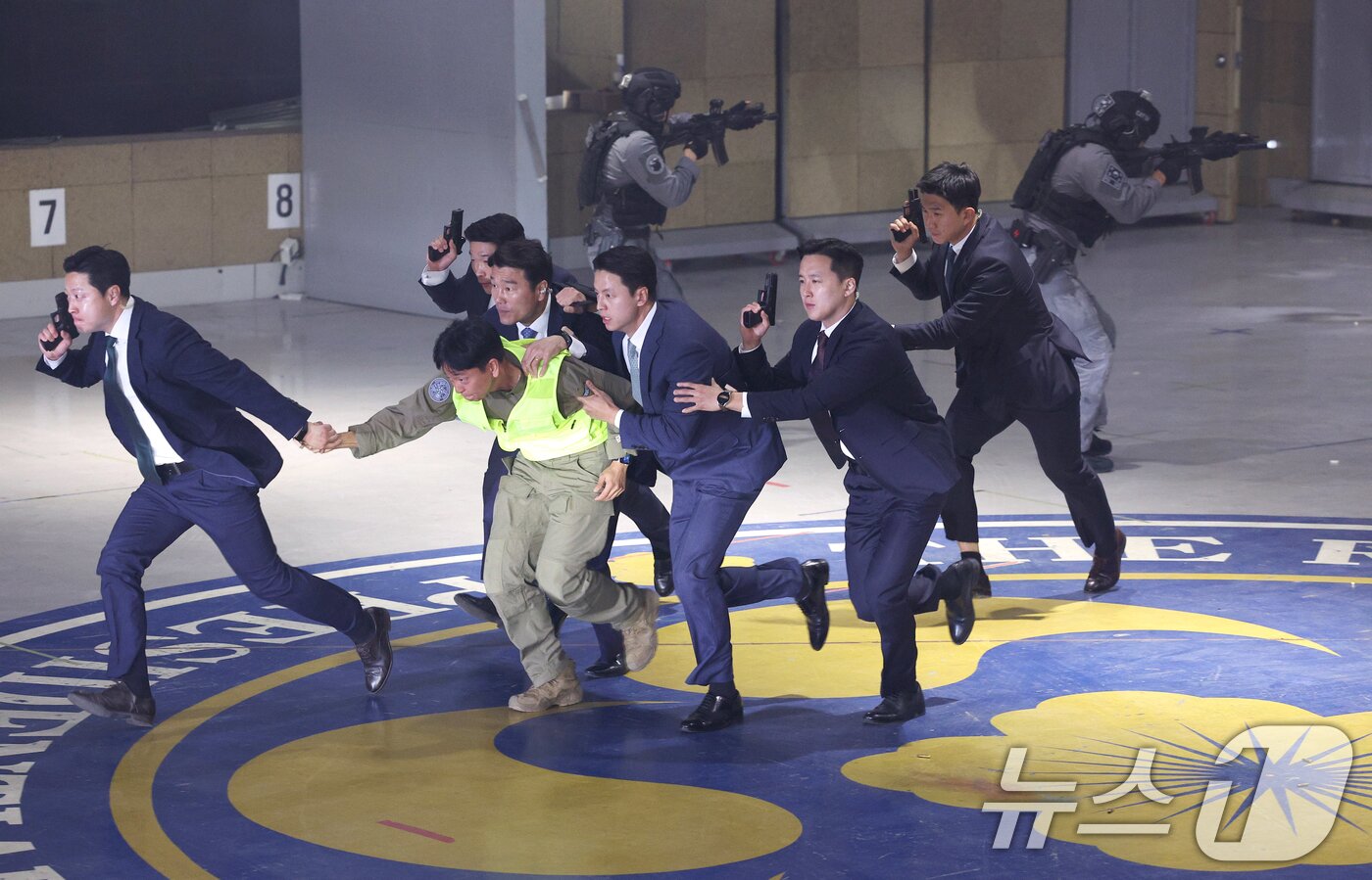 본문 이미지 - 대통령경호처가 제21대 대통령 취임식을 일주일 앞둔 27일 서울 강서구 경호안전교육원에서 대통령의 절대 안전 확보를 위한 경호 훈련 현장을 언론에 공개했다. 경호요원들이 총격상황 조치 훈련을 하고 있다. (공동취재) 2025.5.27/뉴스1 ⓒ News1 허경 기자