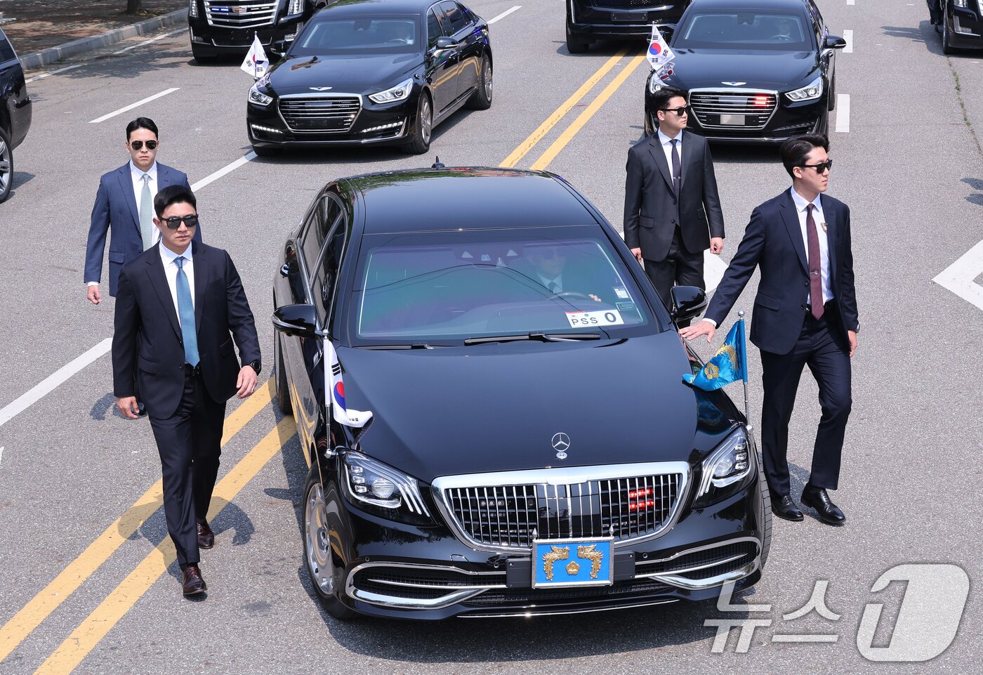 본문 이미지 - 대통령경호처가 제21대 대통령 취임식을 일주일 앞둔 27일 서울 강서구 경호안전교육원에서 대통령의 절대 안전 확보를 위한 경호 훈련 현장을 언론에 공개했다. 경호요원들이 대통령취임식 차량퍼레이드를 시연하고 있다. (공동취재) 2025.5.27/뉴스1 ⓒ News1 허경 기자