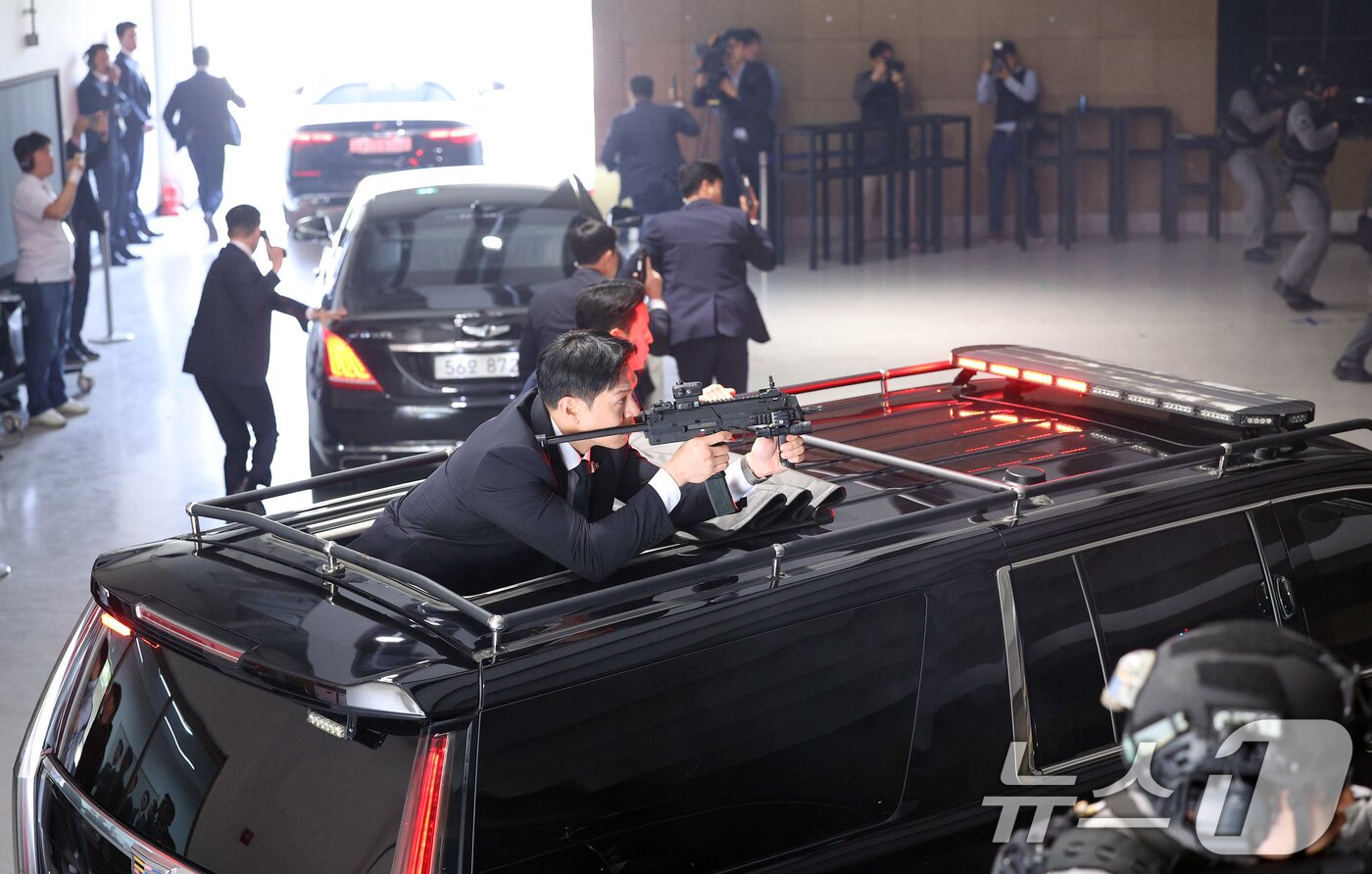 본문 이미지 - 대통령경호처가 제21대 대통령 취임식을 일주일 앞둔 27일 서울 강서구 경호안전교육원에서 대통령의 절대 안전 확보를 위한 경호 훈련 현장을 언론에 공개했다. 경호요원들이 총격상황 조치 훈련을 하고 있다. (공동취재) 2025.5.27/뉴스1 ⓒ News1 허경 기자