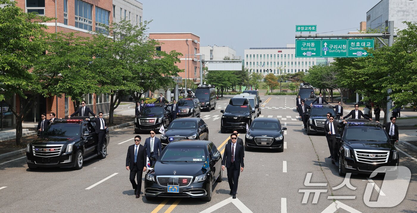본문 이미지 - 대통령경호처가 제21대 대통령 취임식을 일주일 앞둔 27일 서울 강서구 경호안전교육원에서 대통령의 절대 안전 확보를 위한 경호 훈련 현장을 언론에 공개했다. 경호요원들이 대통령취임식 차량퍼레이드를 시연하고 있다. (공동취재) 2025.5.27/뉴스1 ⓒ News1 허경 기자