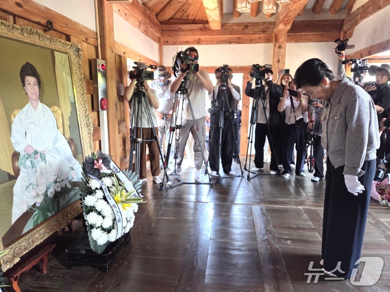 본문 이미지 - 27일 오후 박근혜 전 대통령이 충북 옥천군 고 육영수 여사 생가를 방문해 영정에 헌화한 뒤 묵념하고 있다./뉴스1 장인수 기자 