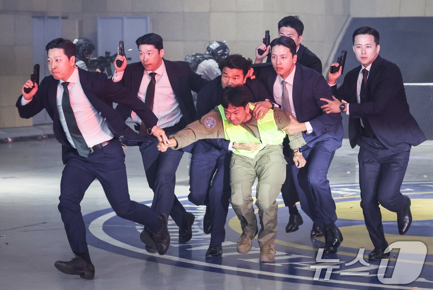 본문 이미지 - 대통령경호처가 제21대 대통령 취임식을 일주일 앞둔 27일 서울 강서구 경호안전교육원에서 대통령의 절대 안전 확보를 위한 경호 훈련 현장을 언론에 공개했다. 경호요원들이 총격상황 조치 훈련을 하고 있다. 2025.5.27/뉴스1 ⓒ News1 허경 기자