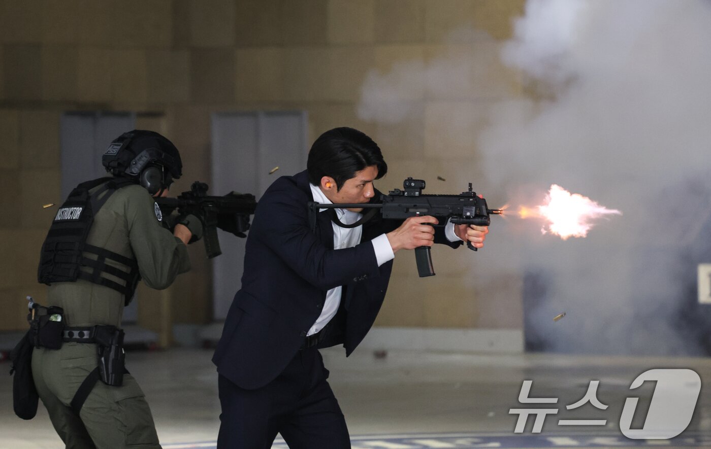 본문 이미지 - 대통령경호처가 제21대 대통령 취임식을 일주일 앞둔 27일 서울 강서구 경호안전교육원에서 대통령의 절대 안전 확보를 위한 경호 훈련 현장을 언론에 공개했다. 경호요원들이 사격훈련을 하고 있다. 2025.5.27/뉴스1 ⓒ News1 허경 기자