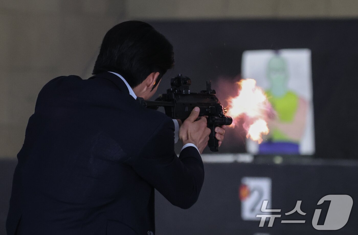 본문 이미지 - 대통령경호처가 제21대 대통령 취임식을 일주일 앞둔 27일 서울 강서구 경호안전교육원에서 대통령의 절대 안전 확보를 위한 경호 훈련 현장을 언론에 공개했다. 경호요원들이 사격훈련을 하고 있다. 2025.5.27/뉴스1 ⓒ News1 허경 기자