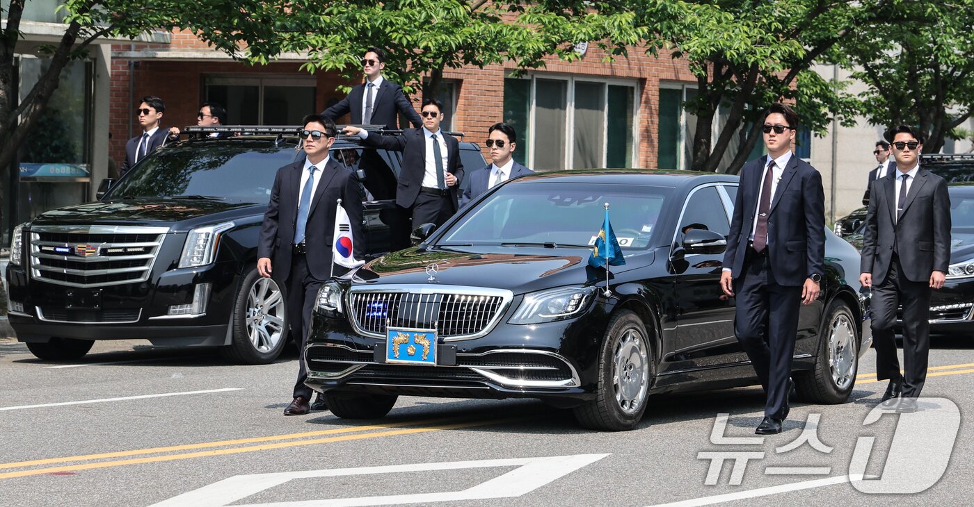 본문 이미지 - 대통령경호처가 제21대 대통령 취임식을 일주일 앞둔 27일 서울 강서구 경호안전교육원에서 대통령의 절대 안전 확보를 위한 경호 훈련 현장을 언론에 공개했다. 경호요원들이 취임식 퍼레이드를 시연하고 있다. (공동취재) 2025.5.27/뉴스1 ⓒ News1 허경 기자