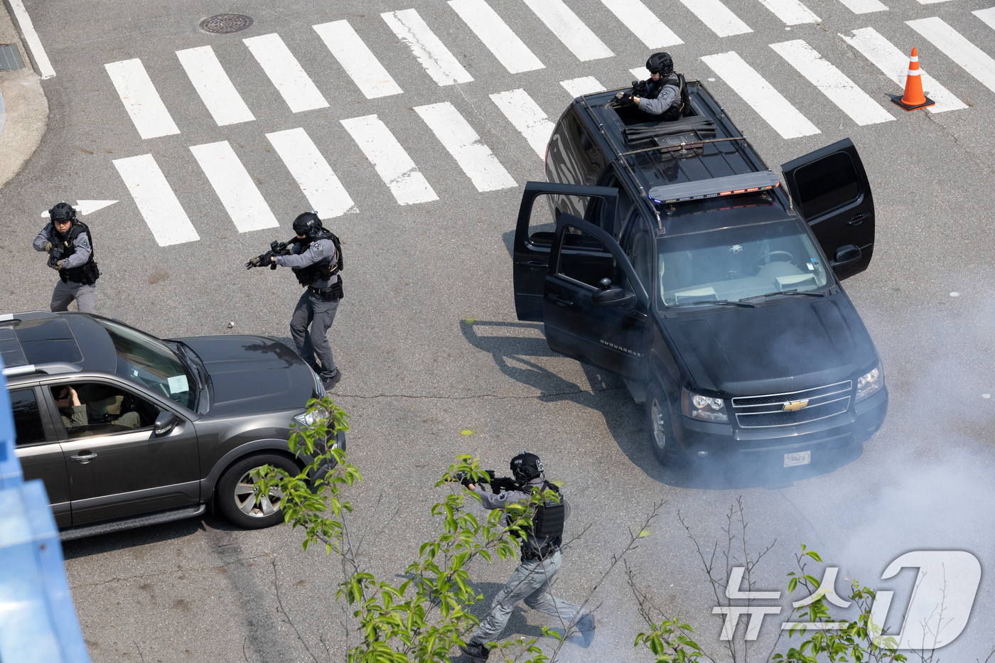 (서울=뉴스1) 허경 기자 = 대통령경호처가 제21대 대통령 취임식을 일주일 앞둔 27일 서울 강서구 경호안전교육원에서 대통령의 절대 안전 확보를 위한 경호 훈련 현장을 언론에 공 …