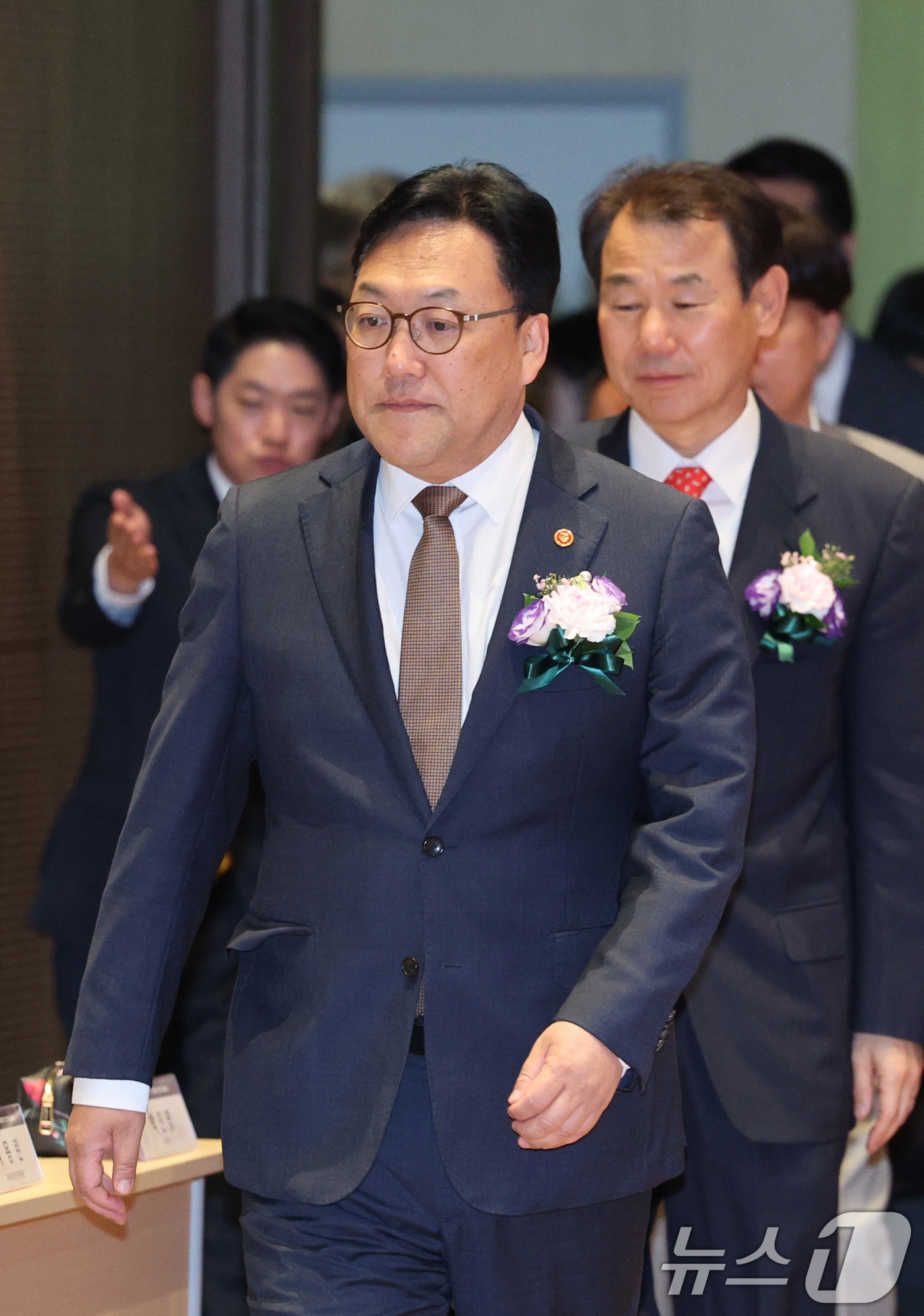 (서울=뉴스1) 신웅수 기자 = 김병환 금융위원장과 정은보 한국거래소 이사장이 27일 오후 서울 여의도 한국거래소에서 열린 밸류업 우수기업 시상식에 참석하고 있다.한국거래소는 기업 …