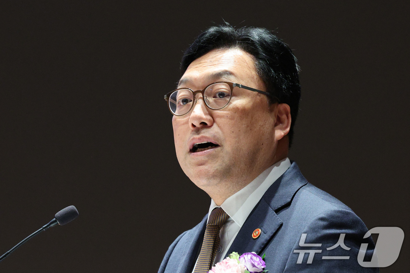 (서울=뉴스1) 신웅수 기자 = 김병환 금융위원장이 27일 오후 서울 여의도 한국거래소에서 열린 밸류업 우수기업 시상식에서 축사를 하고 있다.한국거래소는 기업가치 제고계획(밸류업) …