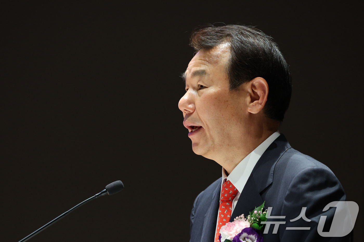 (서울=뉴스1) 신웅수 기자 = 정은보 한국거래소 이사장이 27일 오후 서울 여의도 한국거래소에서 열린 밸류업 우수기업 시상식에서 개회사를 하고 있다.한국거래소는 기업가치 제고계획 …