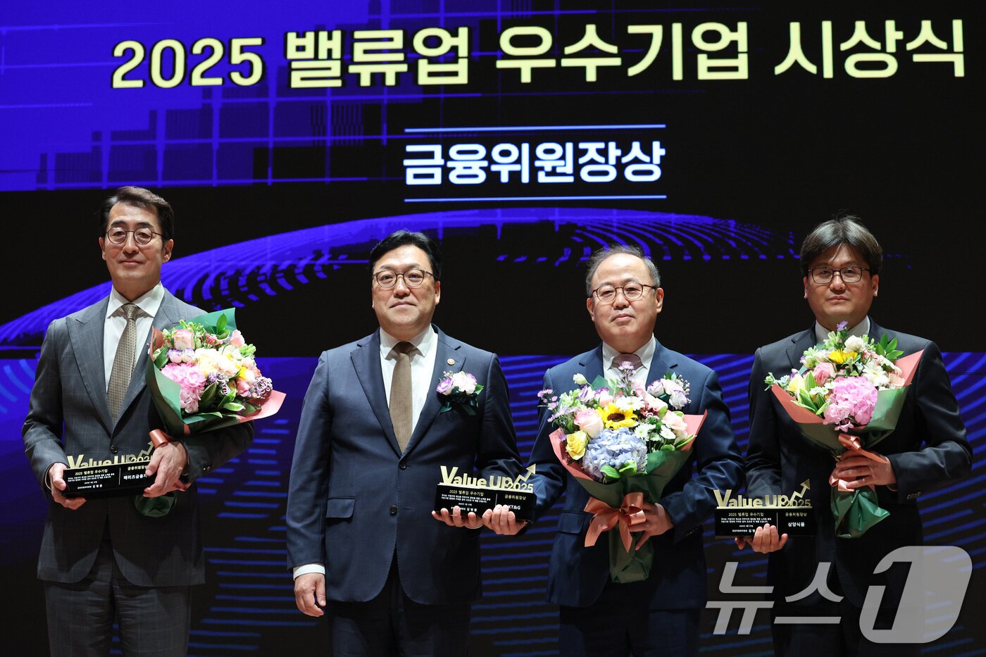 본문 이미지 - 김병환 금융위원장(왼쪽 두 번째)이 27일 오후 서울 여의도 한국거래소에서 열린 밸류업 우수기업 시상식에서 수상자들과 기념 촬영을 하고 있다. 한국거래소는 기업가치 제고계획(밸류업) 1년을 맞아 HD현대일렉트릭과 KB금융지주 등 10개사를 우수기업으로 선정했다. 2025.5.27./뉴스1 2025.5.27/뉴스1 ⓒ News1 신웅수 기자