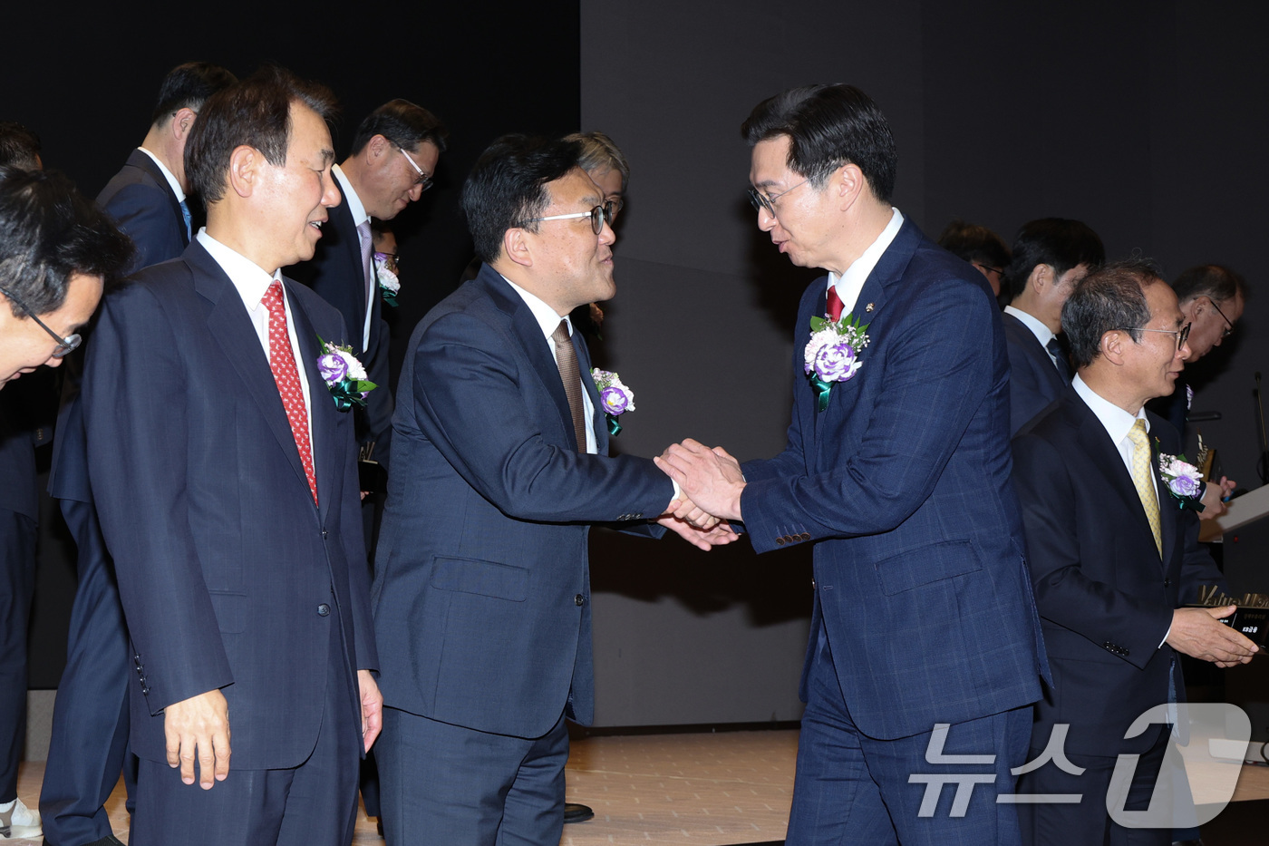 (서울=뉴스1) 신웅수 기자 = 김병환 금융위원장과 강민국 국민의힘 의원, 정은보 한국거래소 이사장이 27일 오후 서울 여의도 한국거래소에서 열린 밸류업 우수기업 시상식에서 인사하 …