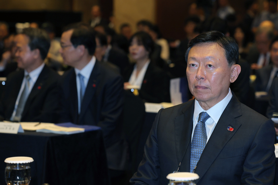 신동빈 "익숙함과 결별하고 변화…수익성 기반 경영 전환해야"