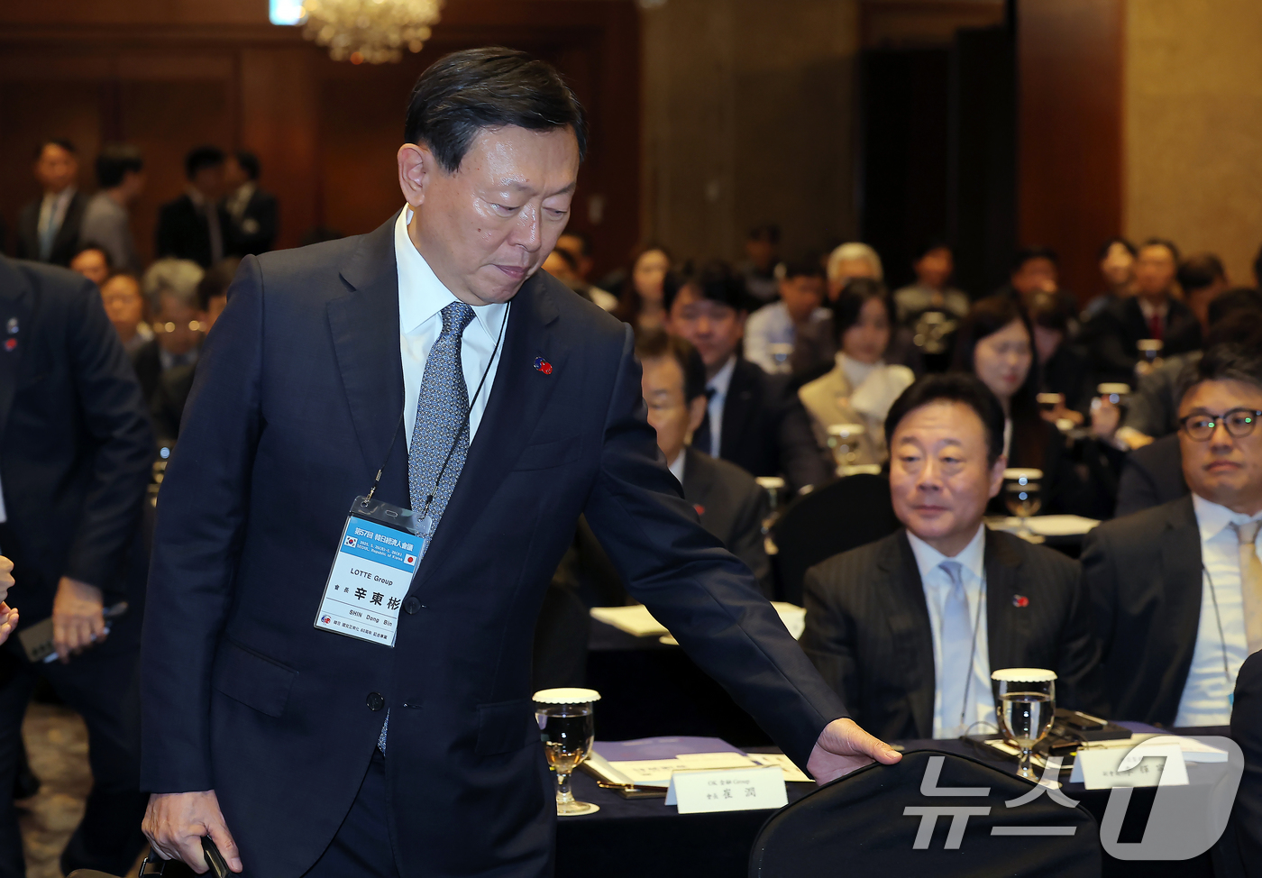 (서울=뉴스1) 박정호 기자 = 신동빈 롯데그룹 회장이 27일 오후 서울 중구 롯데호텔에서 열린 제57회 한일경제인회의에 참석하고 있다.한일경제인회의는 1969년 1월 국교 정상화 …