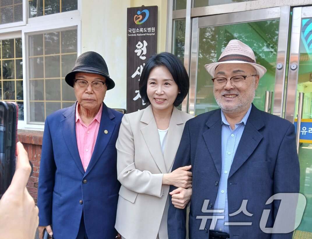 본문 이미지 - 27일 오전 이재명 더불어민주당 대통령 후보의 배우자 김혜경 여사가 전남 고흥군 소록도에서 주민들과 사진을 찍고 있다. &#40;소록도 주민자치회 제공. 재판매 및 DB금지&#41;