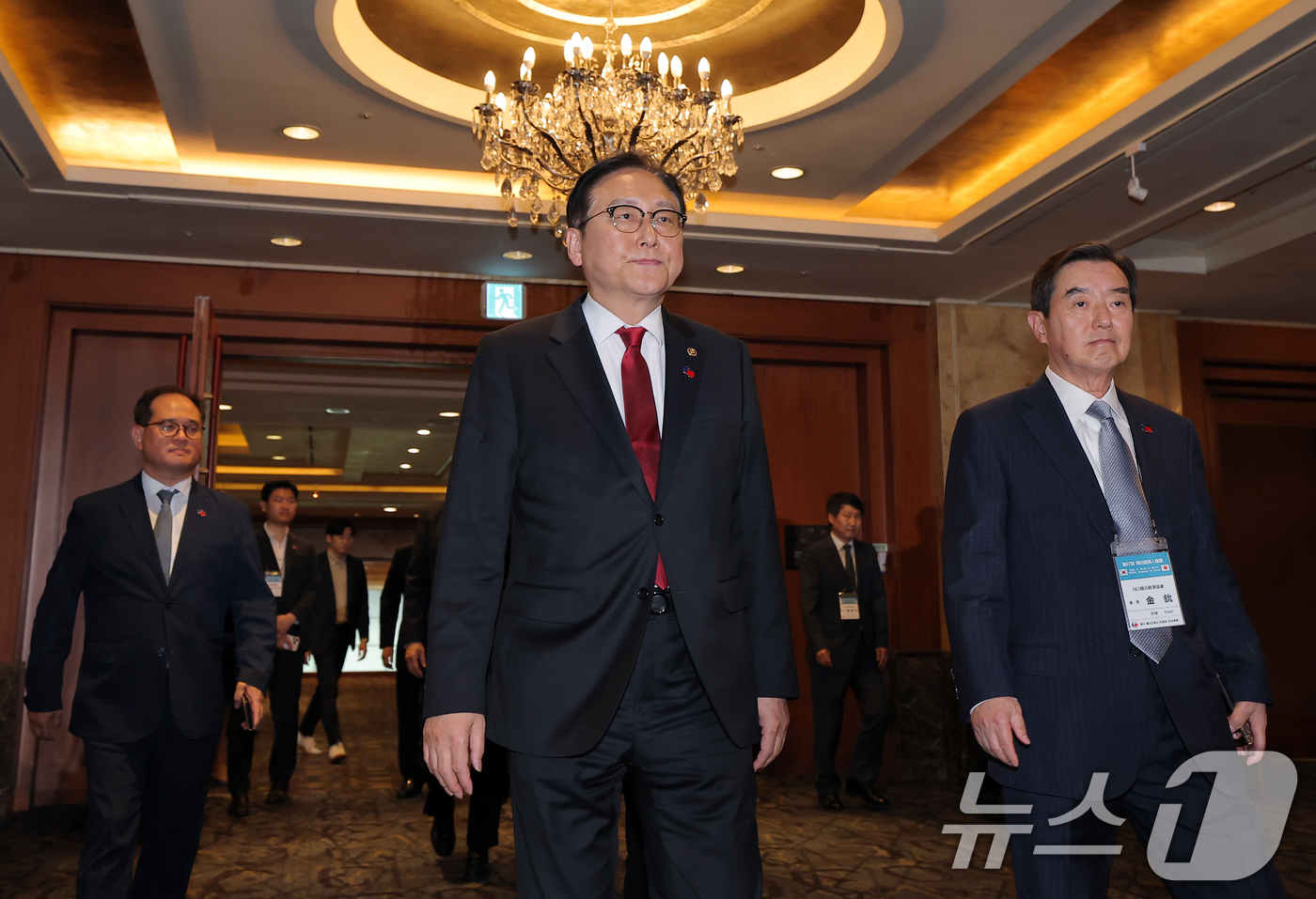 (서울=뉴스1) 박정호 기자 = 정인교 산업통상자원부 통상교섭본부장(가운데)이 27일 오후 서울 중구 롯데호텔에서 열린 제57회 한일경제인회의에 참석하고 있다.한일경제인회의는 19 …