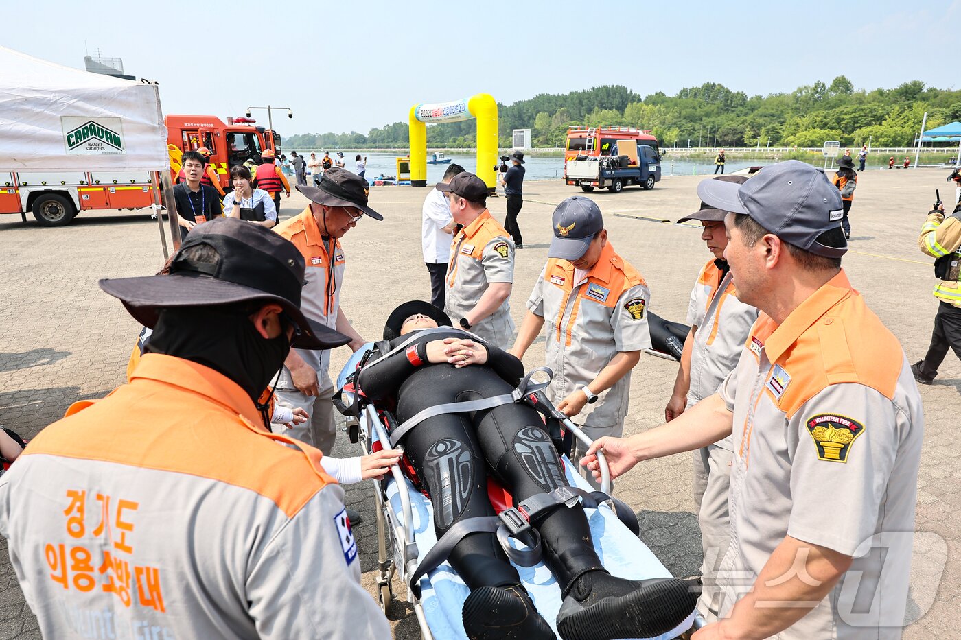 본문 이미지 - 소방대원들이 27일 경기 하남 미사경정공원에서 열린 경기도소방재난본부 주관 '2025 경기도 긴급구조종합훈련'에서 부상자를 구조하고 있다.  2025.5.27/뉴스1 ⓒ News1 김도우 기자