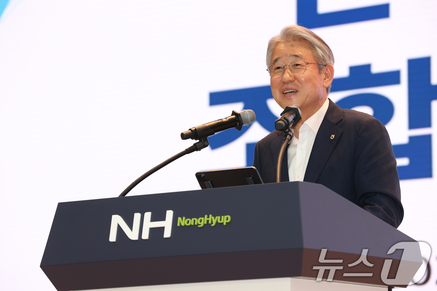 (서울=뉴스1) = 강호동 농협중앙회장이 27일 서울 중구 농협중앙회 본관에서 열린 '2025년 전국후계농업경영인조합장협의회 정기총회'에서 축사를 하고 있다. (농협 제공. 재판매 …