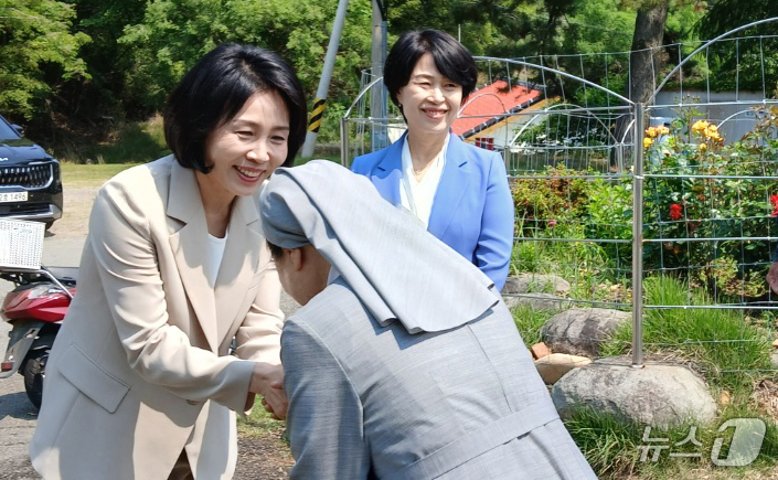 (고흥=뉴스1) 김태성 기자 = 27일 오전 이재명 더불어민주당 대통령 후보의 배우자 김혜경 여사가 전남 고흥군 소록도를 방문, 성당에서 수녀님들과 인사하고 있다. (소록도 주민자 …