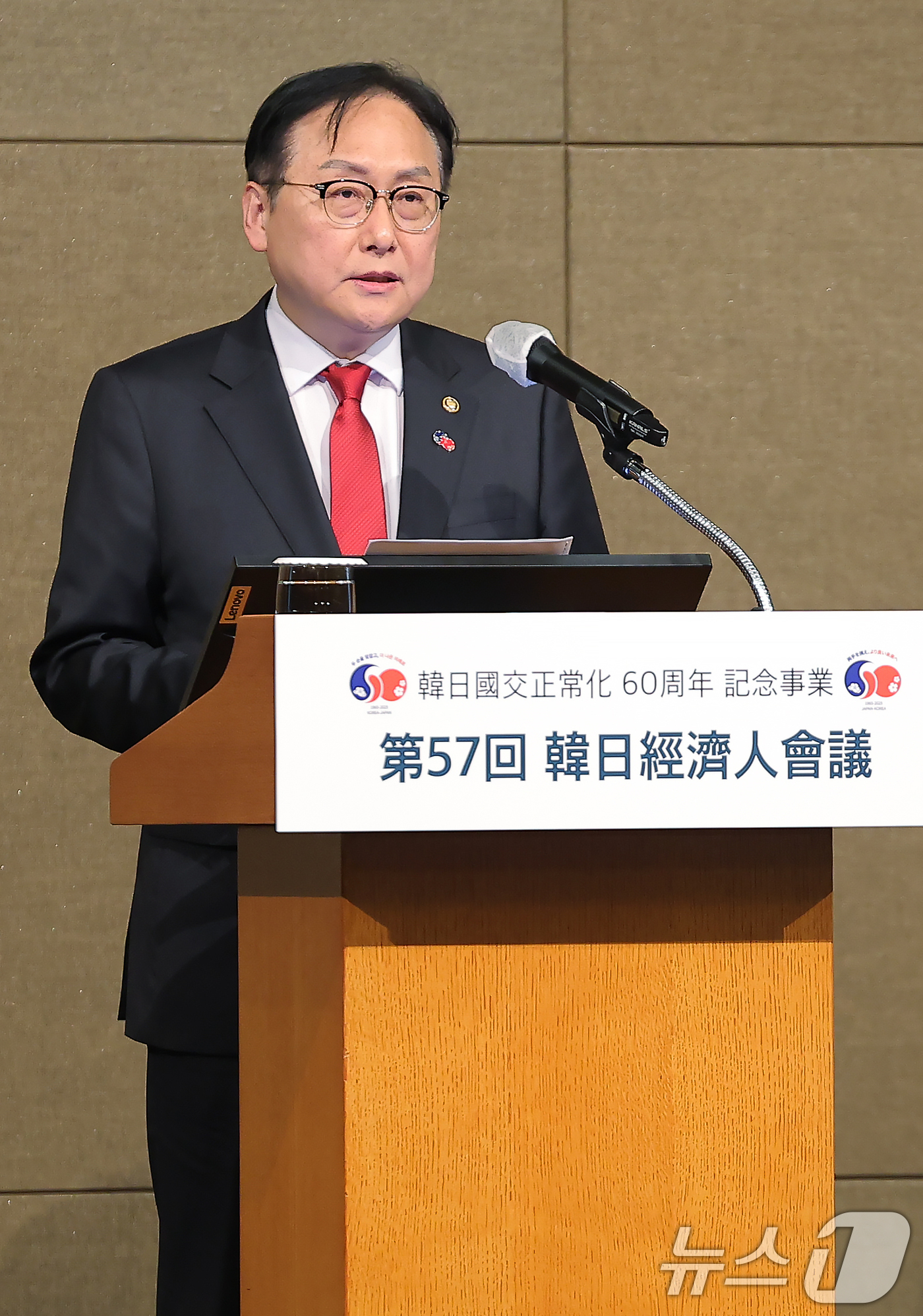 (서울=뉴스1) 박정호 기자 = 정인교 산업통상자원부 통상교섭본부장이 27일 오후 서울 중구 롯데호텔에서 열린 제57회 한일경제인회의에서 인사말을 하고 있다.한일경제인회의는 196 …