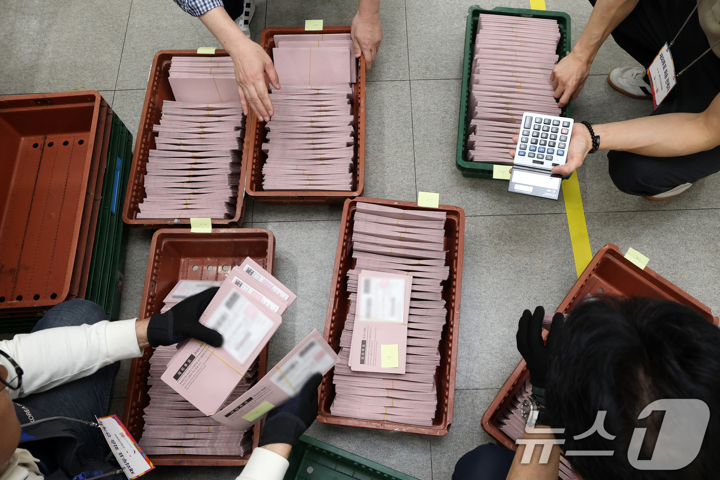 (인천공항=뉴스1) 김명섭 기자 = 제21대 대통령선거를 일주일 앞둔 27일 오후 우정사업본부 직원들이 인천국제공항 국제우편물류센터에서 국내로 회송된 재외투표지를 인계받고 있다. …