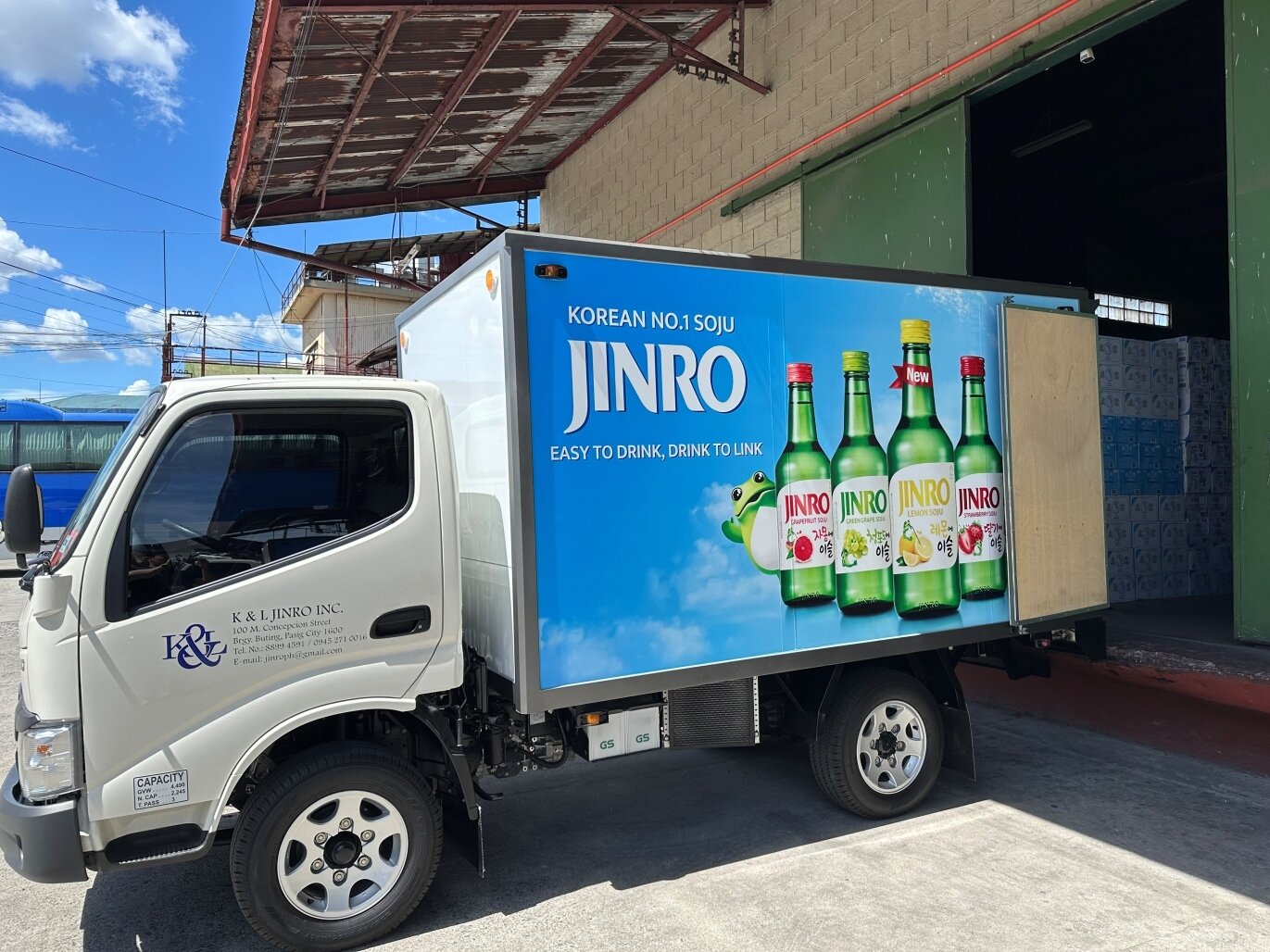 본문 이미지 - 필리핀에서 진로 소주를 유통하는 K&L 사무실 전경.&#40;하이트진로 제공&#41;