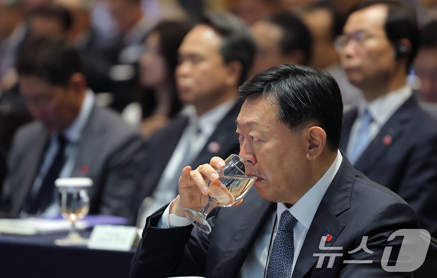 본문 이미지 - 신동빈 롯데그룹 회장이 27일 오후 서울 중구 롯데호텔에서 열린 제57회 한일경제인회의에 참석해 목을 축이고 있다. 한일경제인회의는 1969년 1월 국교 정상화 이후 설립된 대표적인 민간 경제협의체다. 2025.5.27/뉴스1 ⓒ News1 박정호 기자