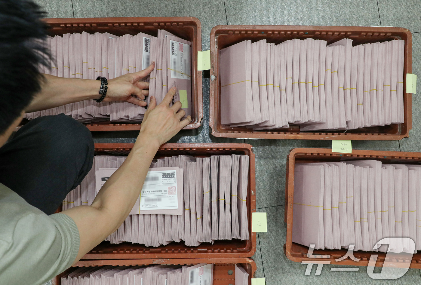 (인천공항=뉴스1) 김명섭 기자 = 제21대 대선을 일주일 앞둔 27일 인천국제공항 국제우편물류센터에서 중앙선거관리위원회 관계자가 국내로 회송된 재외투표용지를 확인하고 있다. 이날 …