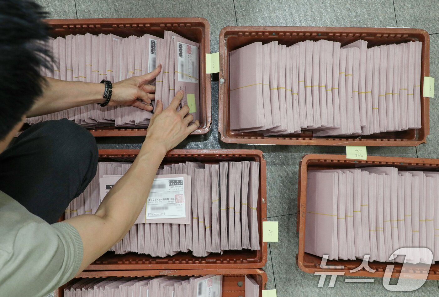 본문 이미지 - 제21대 대선을 일주일 앞둔 27일 인천국제공항 국제우편물류센터에서 중앙선거관리위원회 관계자가 국내로 회송된 재외투표용지를 확인하고 있다. (공동취재) 2025.5.27/뉴스1 ⓒ News1 김명섭 기자