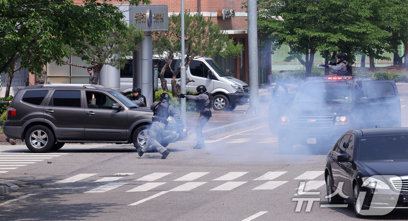 (서울=뉴스1) 허경 기자 = 대통령경호처가 제21대 대통령 취임식을 일주일 앞둔 27일 서울 강서구 경호안전교육원에서 대통령의 절대 안전 확보를 위한 경호 훈련 현장을 언론에 공 …