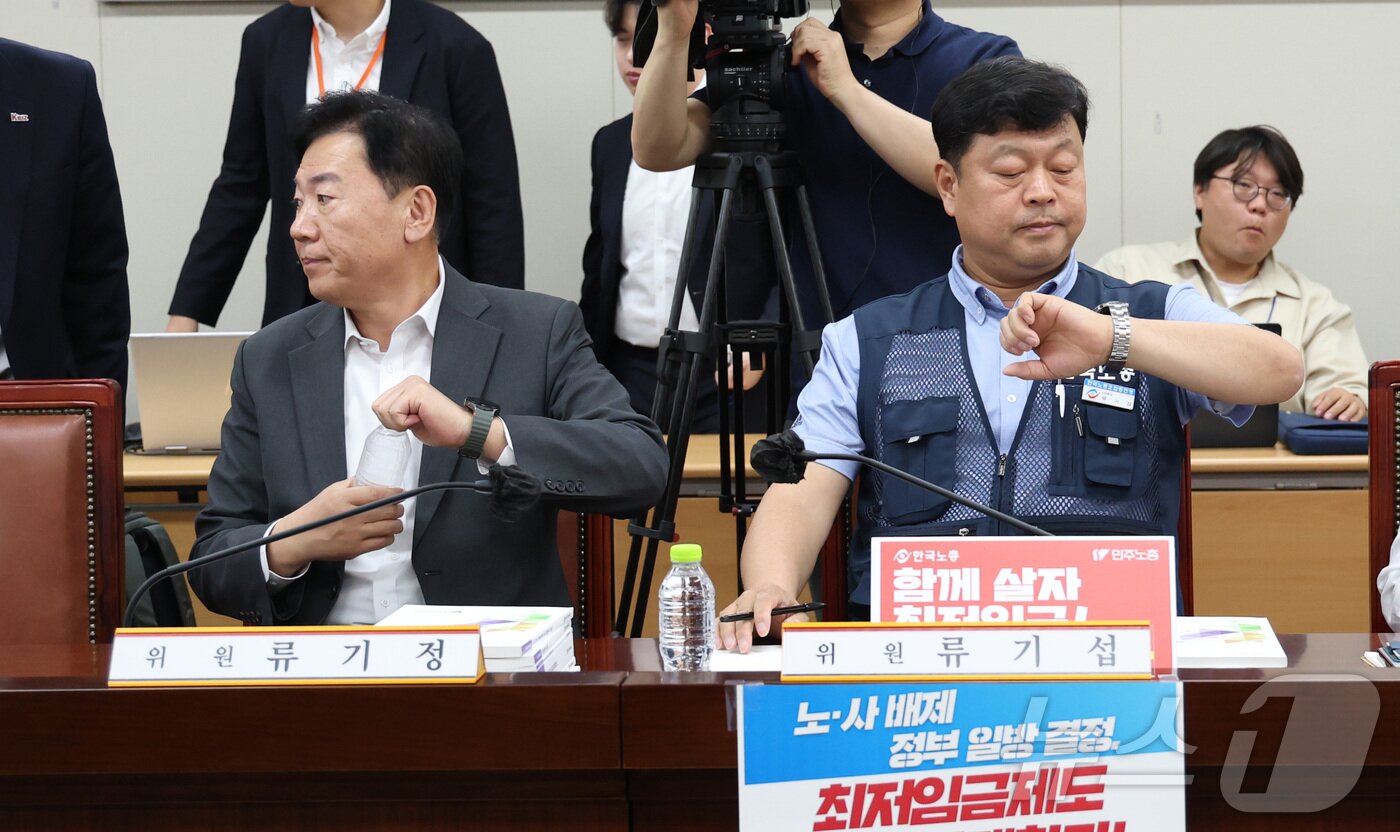 본문 이미지 - 27일 오후 정부세종청사에서 열린 제2차 최저임금위원회 전원회의에 앞서 류기섭 근로자위원이 시계를 보고 있다. 2025.5.27/뉴스1 ⓒ News1 김기남 기자
