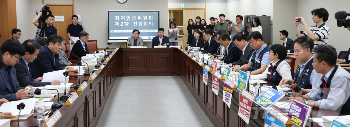 본문 이미지 - 27일 오후 세종시 정부세종청사에서 열린 제2차 최저임금위원회 회의에 앞서 사용자위원과 근로자위원 등이 회의를 준비하고 있다. 2025.5.27/뉴스1 ⓒ News1 김기남 기자
