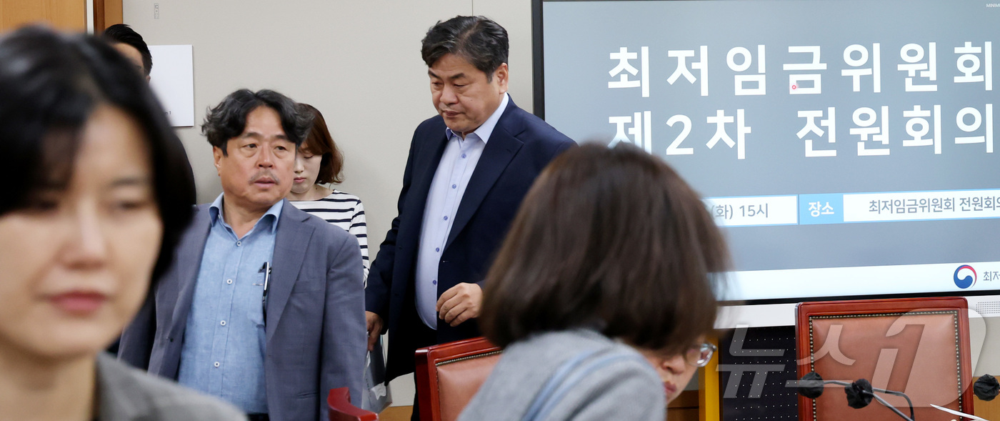 (세종=뉴스1) 김기남 기자 = 이인재 최저임금위원회 위원장과 권순원 공익위원이 27일 오후 세종시 정부세종청사에서 열린 제2차 최저임금위원회에 입장하고 있다. 2025.5.27/ …