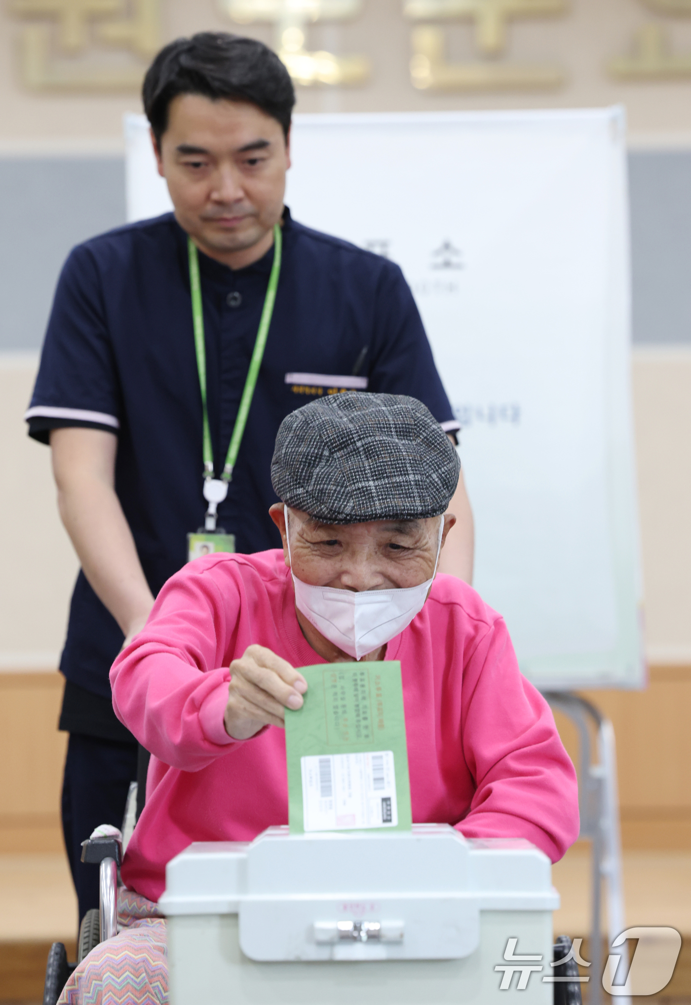(수원=뉴스1) 김영운 기자 = 제21대 대통령선거를 일주일 앞둔 27일 오후 경기 수원시 한국보훈복지의료공단 수원보훈요양원에서 어르신들이 거소투표를 하고 있다. 2025.5.27 …