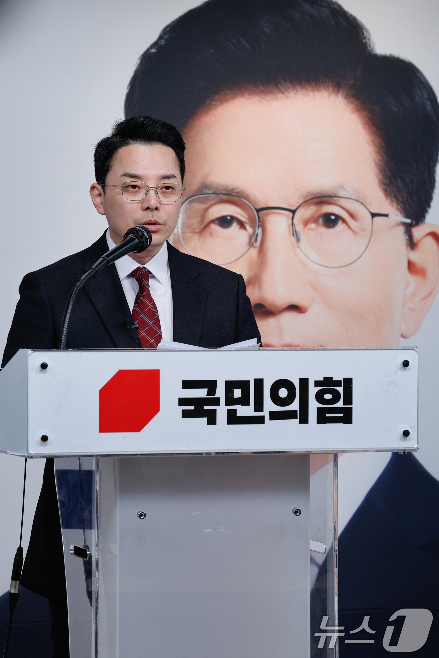 (서울=뉴스1) 안은나 기자 = 이재명 더불어민주당 대통령 후보 부인 김혜경 여사 법인카드 관련 공익제보자 조명현 씨가 27일 서울 여의도 국민의힘 당사에서 긴급 기자회견을 하고 …