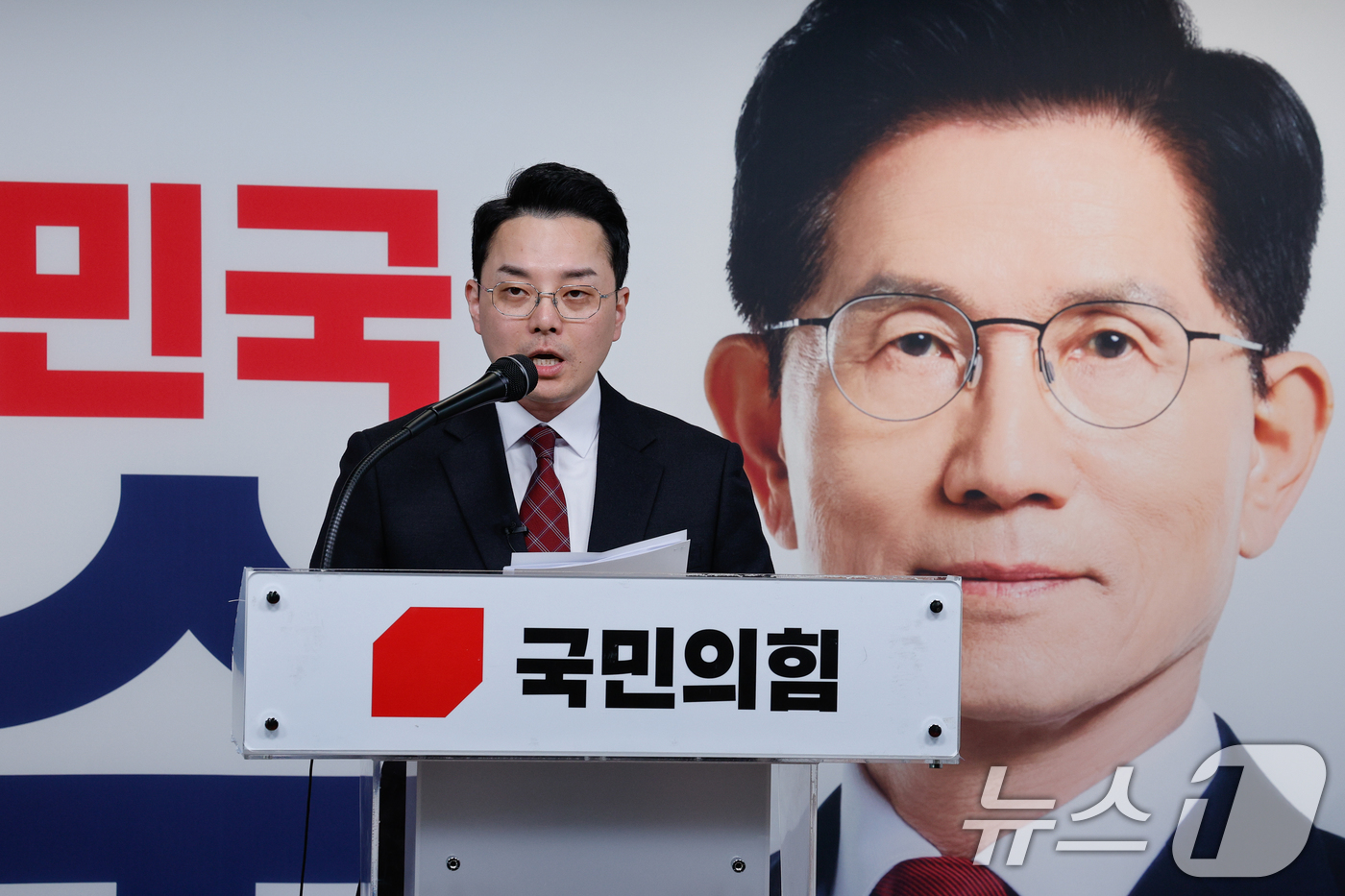 (서울=뉴스1) 안은나 기자 = 이재명 더불어민주당 대통령 후보 부인 김혜경 여사 법인카드 관련 공익제보자 조명현 씨가 27일 서울 여의도 국민의힘 당사에서 긴급 기자회견을 하고 …