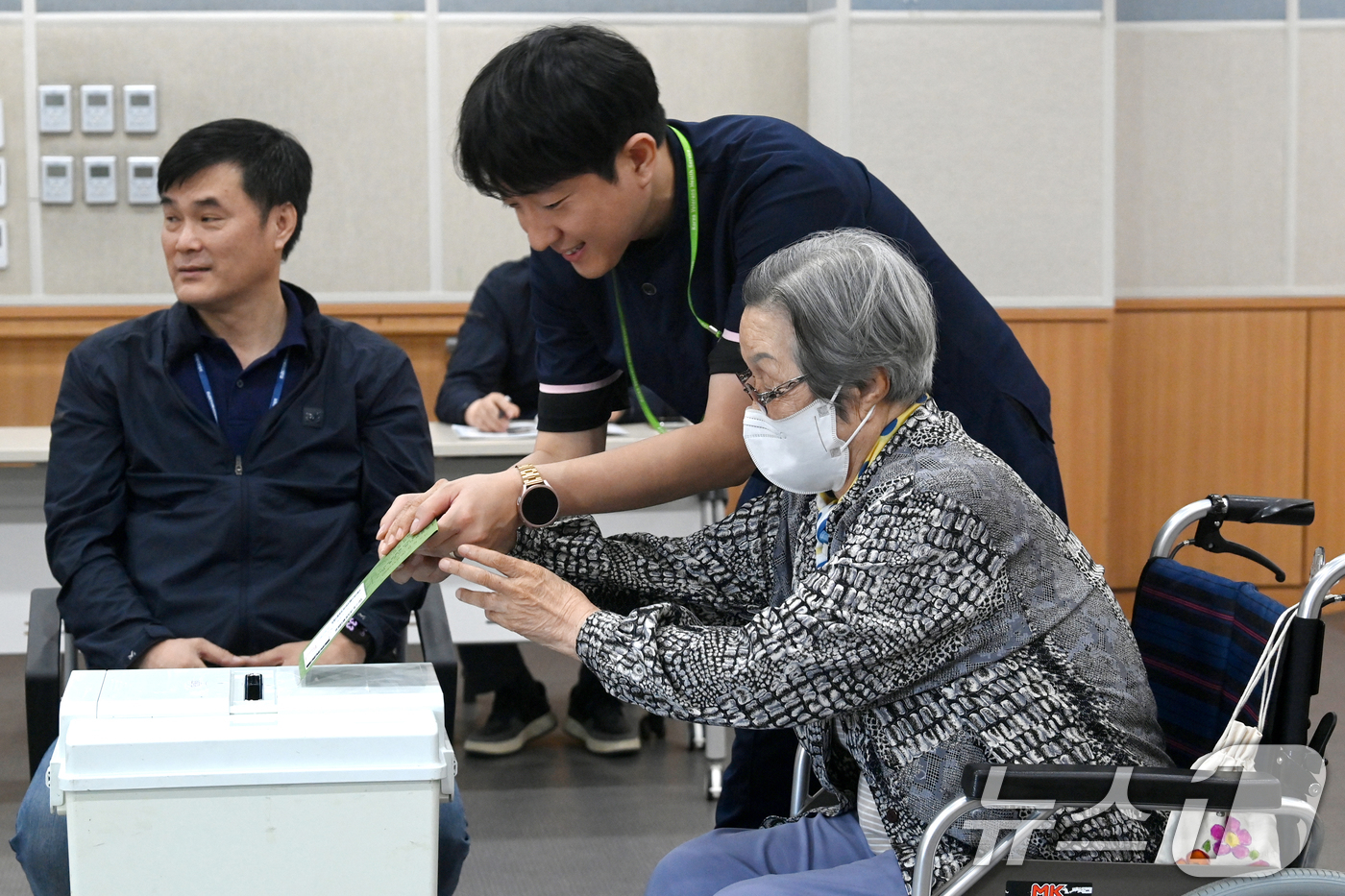 (수원=뉴스1) 김영운 기자 = 제21대 대통령선거를 일주일 앞둔 27일 오후 경기 수원시 한국보훈복지의료공단 수원보훈요양원에서 어르신들이 거소투표를 하고 있다. (공동취재) 20 …