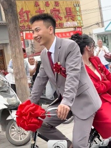 본문 이미지 - 마을 사람들이 박수를 치고 있다.  - SCMP 갈무리